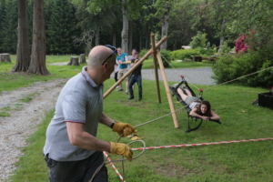 équipe qui tire une personne sur une tyrolienne rescue game