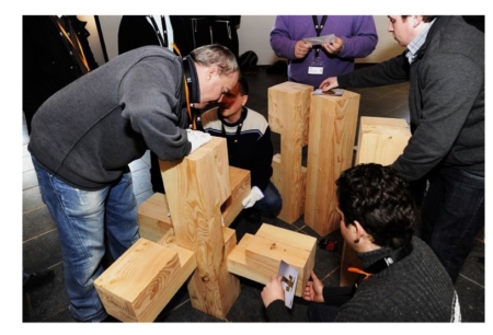 participants réalisant un casse-tête du made in Belgium