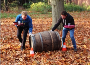 participants tenant un plateau avec bière près d’un tonneau lors du Made in Belgium