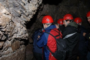 équipe dans une grotte pour le Reinhardstein