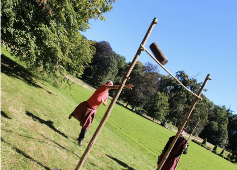participant faisant du lancé de poid en hauteur lors des Highland Games