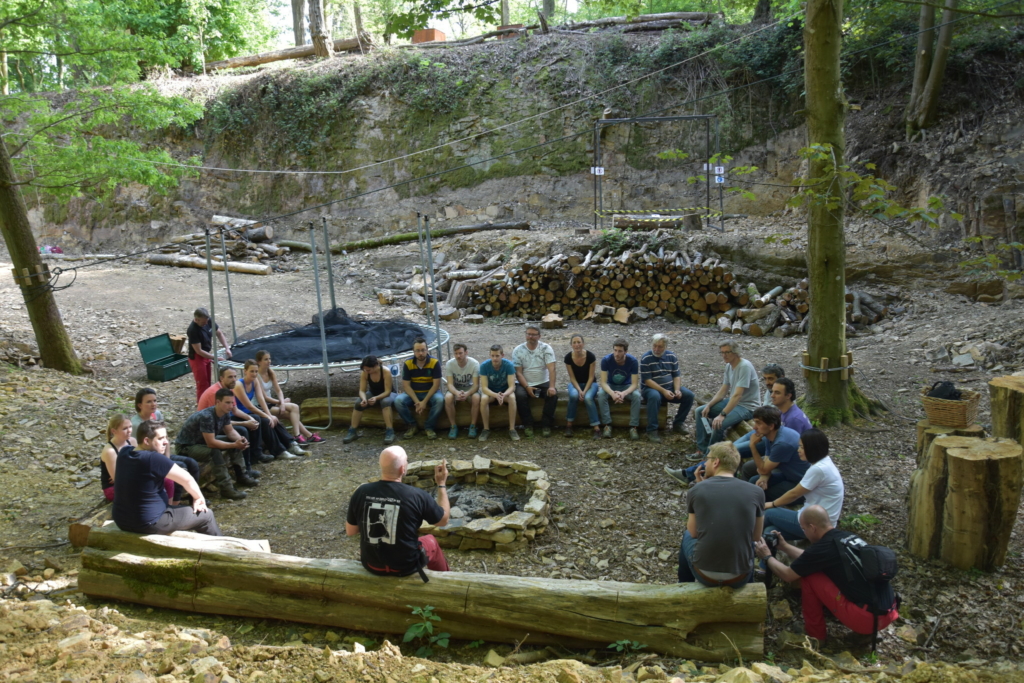 participants débriefant assis au campement