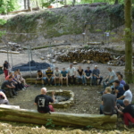 participants débriefant assis au campement