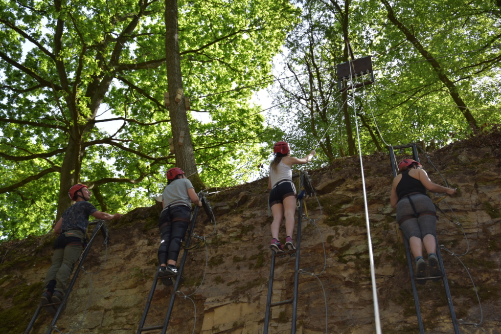 participants grimpant un mur naturel lors du Lost