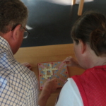 participants jouant au Scrabble lors du Team Tracker