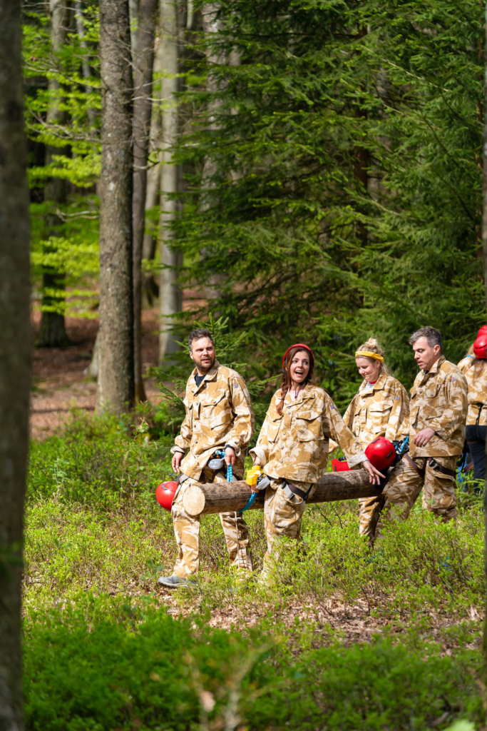 équipe portant un tronc d’arbre lors du Step out of your comfort zone