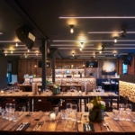 Salle à manger avec Bar en bois au Knokke Out Waterloo