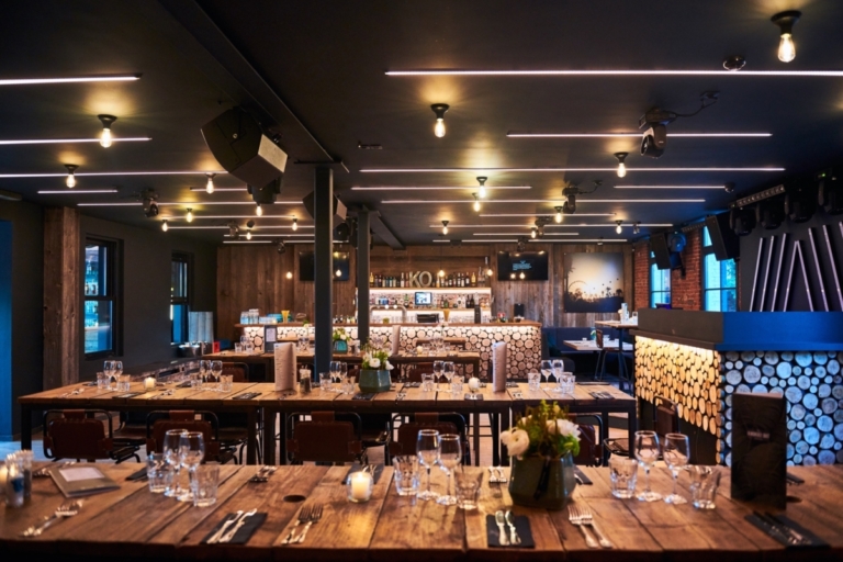 Salle à manger avec Bar en bois au Knokke Out Waterloo