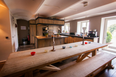 De volledig uitgeruste houten keuken van Tero Lodge Jalhay