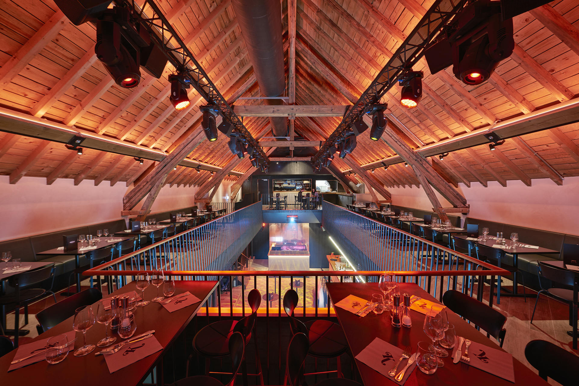 Mezzanine avec tables dressées du Tero River house Luxembourg