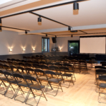 Salle de séminaire avec écran projecteur au Knokke out Waterloo