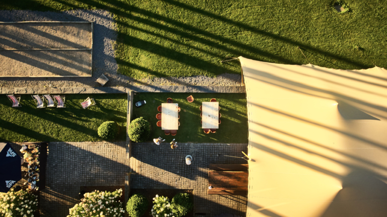 Luchtfoto van het terras met de petanquebanen bij Tero Lodge Jalhay