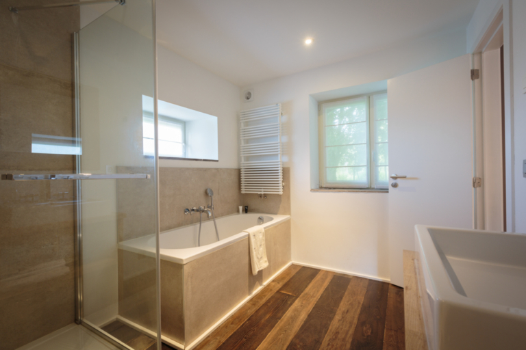 Salle de bain avec douche et bain au Hamo du Tero Lodge Jalhay