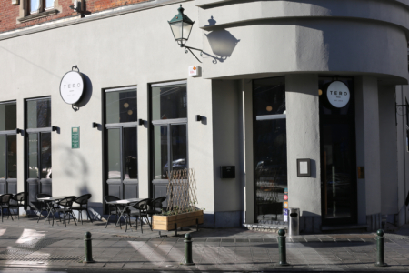 Ingang en terras van het restaurant Tero Sint-Gillis Brussel