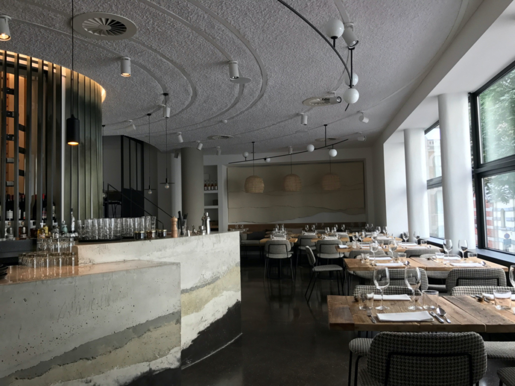 Salle et bar du restaurant Tero Foodhouse Saint-Gilles