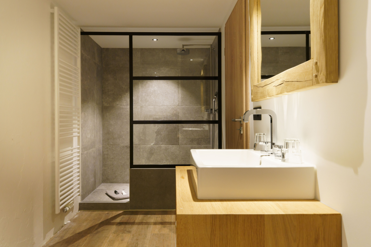 Salle de bain avec douche Tero Lodge Francorchamps