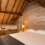 Chambre avec lit double et salle de bain du Tero Lodge Ster
