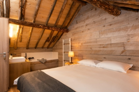 Chambre avec lit double et salle de bain du Tero Lodge Ster