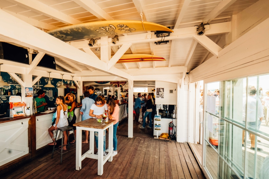 Bar intérieur du River Woods Beach Club by Tero