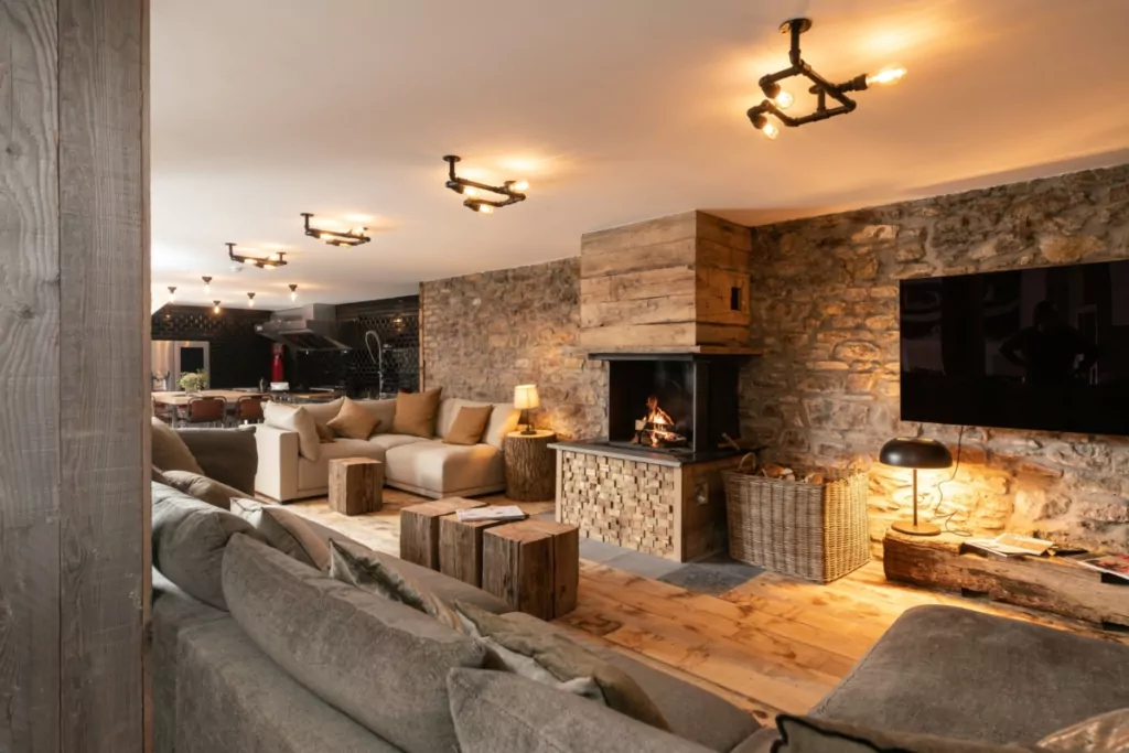 living-room-fireplace_tero-lodge-ster-scaled-e1660046418221-1024x683