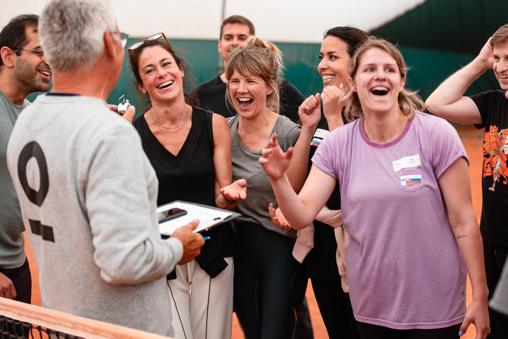 Team in een deuk van het lachen tijdens een teambuilding van Tero