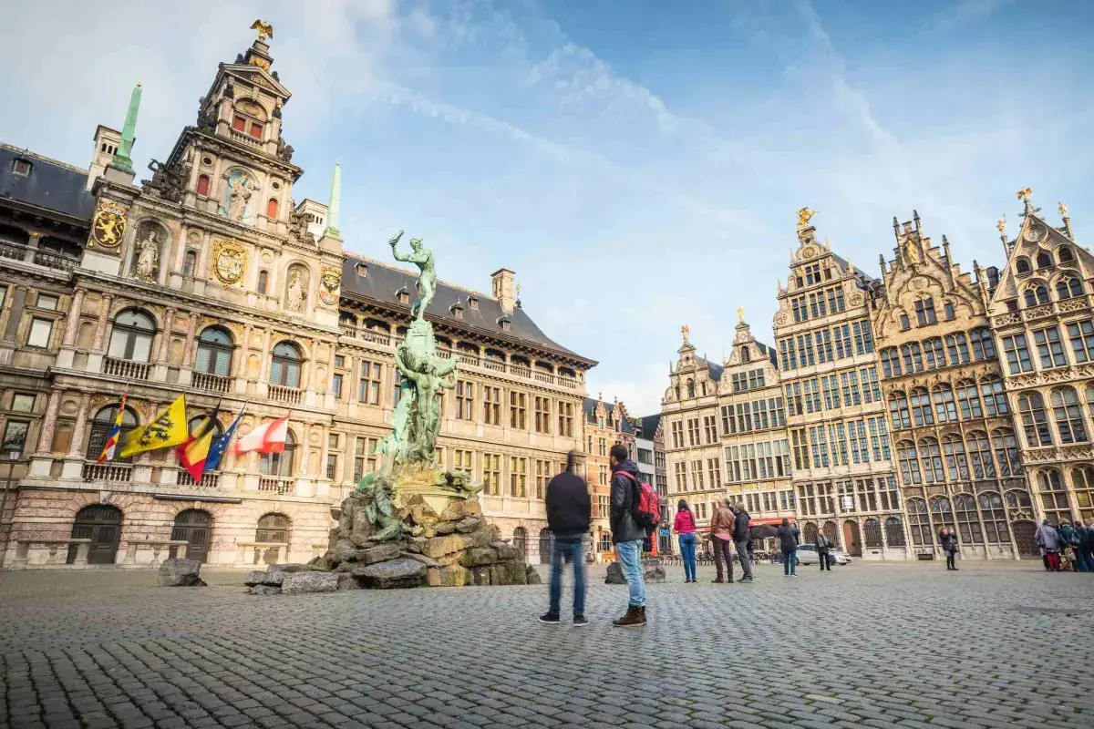 Grand-Place d'Anvers avec l'hôtel de ville et la fontaine de Brabo
