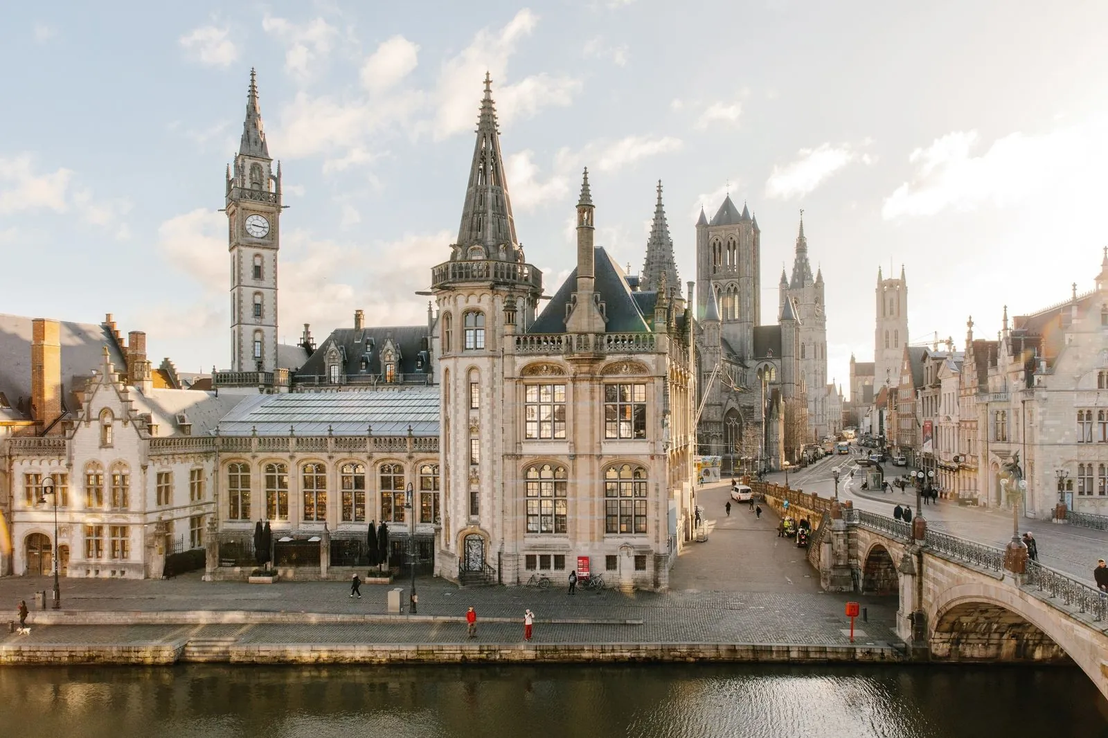 Vue sur le centre historique de Gand, avec l'église Saint-Nicolas et le Beffroi