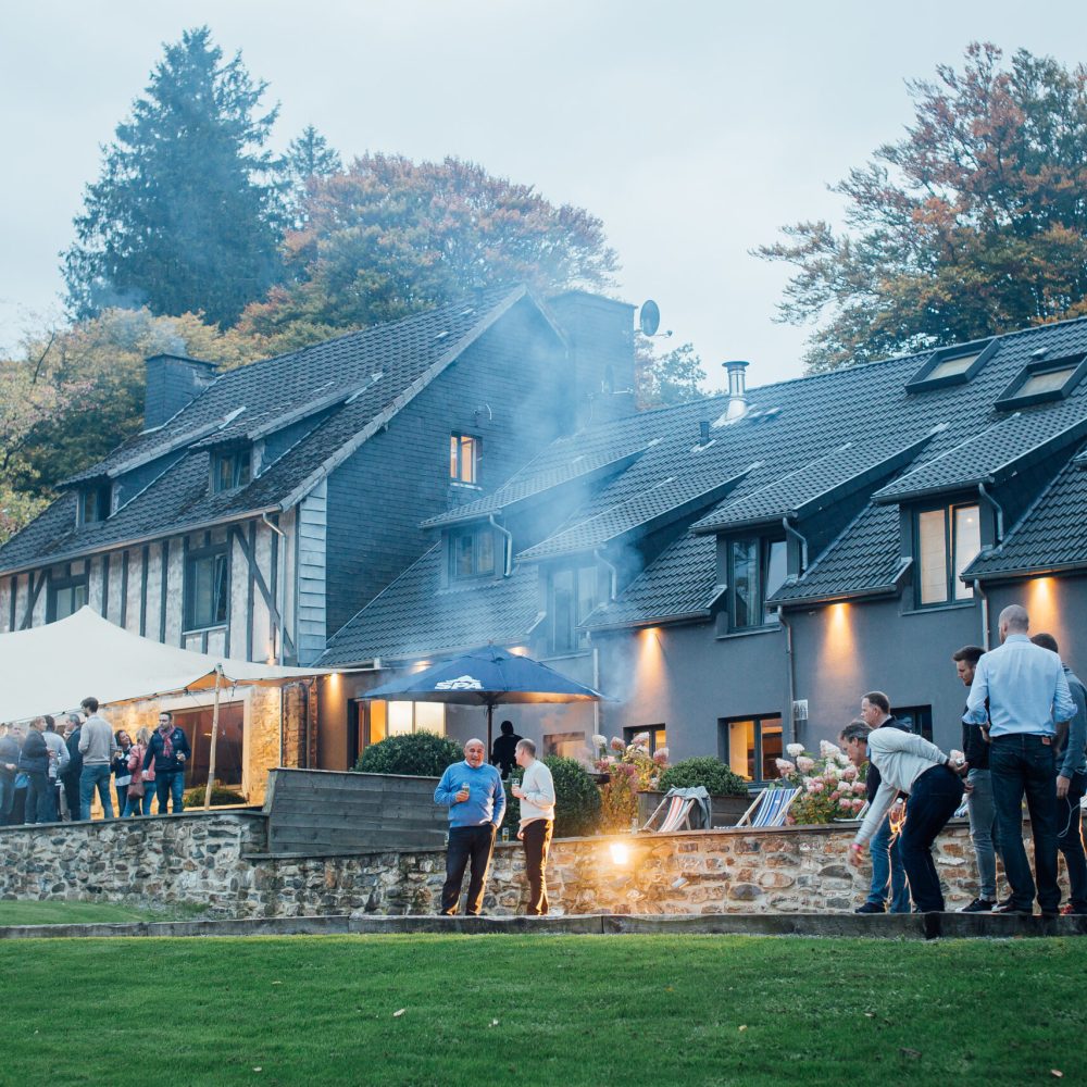 Des hommes d'affaire discutent sur la terrasse du Tero Lodge Jalhay