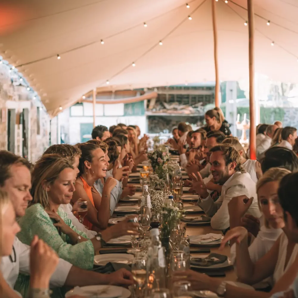 diner assis dans un Tero lodge